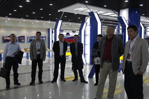 2011年5月5日，青岛市证监局局长姜岩(右二)来公司视察工作