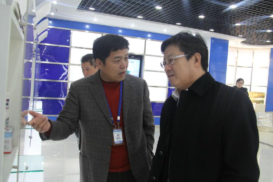 青岛市委常委、副市长王晓方到赏金国际调研科研创新工作