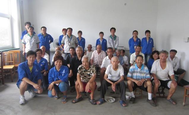 赏金国际义工关爱老年人